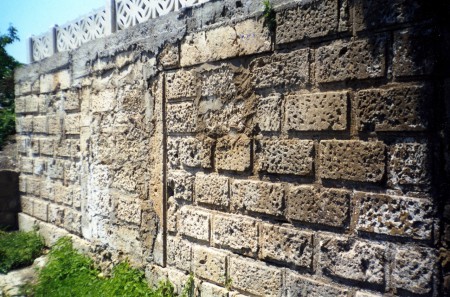 Ο τοίχος του δημοτικού σχολείου